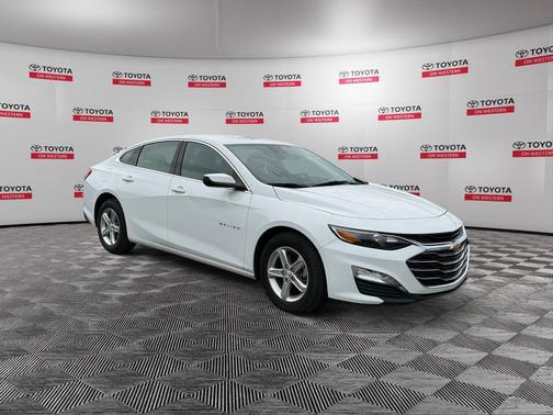 Summit White 2024 Chevrolet Malibu FWD 1LT