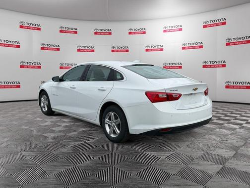Summit White 2024 Chevrolet Malibu FWD 1LT