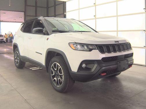 Bright White Clearcoat 2024 Jeep Compass Trailhawk