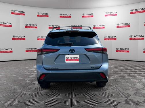 Moon Dust 2022 Toyota Highlander XLE