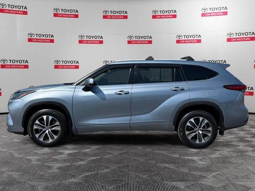 Moon Dust 2022 Toyota Highlander XLE