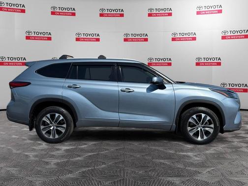 Moon Dust 2022 Toyota Highlander XLE