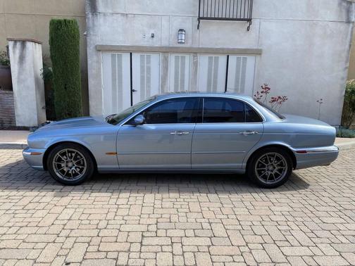 Pacific Blue 2004 Jaguar XJ Base