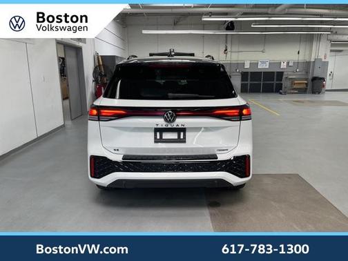 2025 Volkswagen Tiguan 2.0T SE R-Line Black