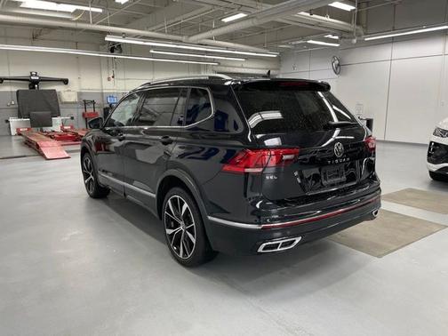 Deep Black Pearl Effect 2022 Volkswagen Tiguan 2.0T SEL R-Line