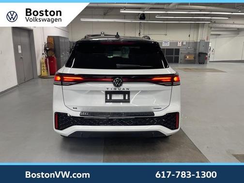 2025 Volkswagen Tiguan 2.0T SE R-Line Black