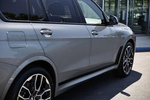 Skyscraper Grey Metallic 2026 BMW X7 xDrive40i