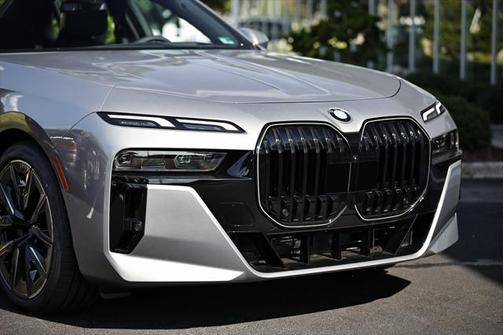 2025 BMW 740 i