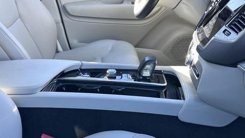 2023 Volvo XC90 B5 Plus