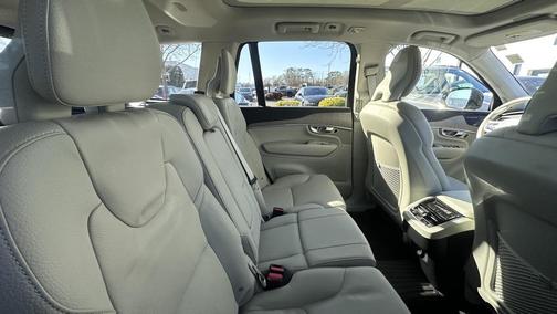 2023 Volvo XC90 B5 Plus