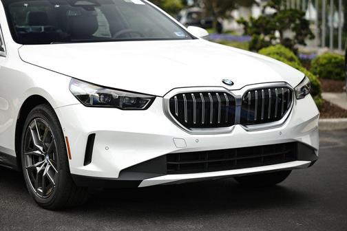 Mineral White Metallic 2027 BMW 530 i xDrive