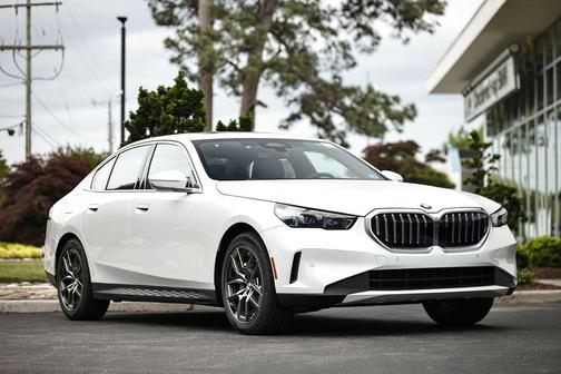 Mineral White Metallic 2027 BMW 530 i xDrive