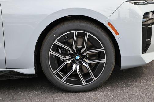 Brooklyn Grey Metallic 2026 BMW i7 xDrive60