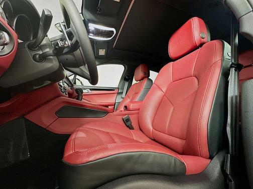 2026 Porsche Macan AWD