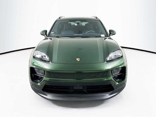 OAK GRN MET NEO 2026 Porsche Macan Macan Electric