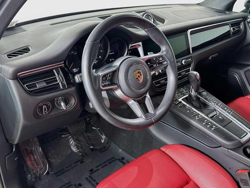 Jet Black Metallic 2021 Porsche Macan Macan