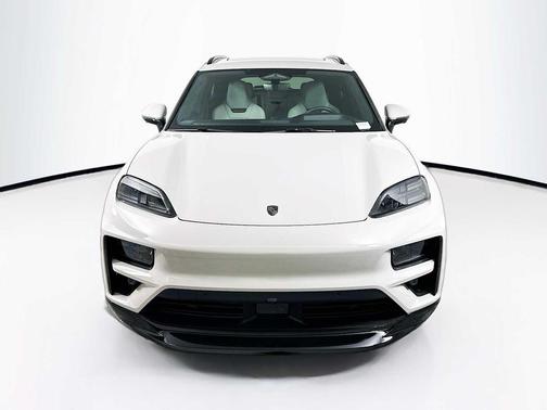 Chalk 2026 Porsche Macan Macan Electric Turbo