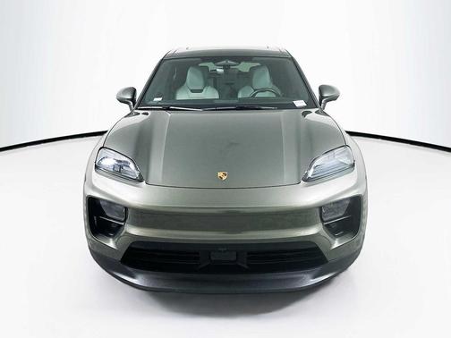 Aventurine Green Metallic 2025 Porsche Macan Macan Electric 4