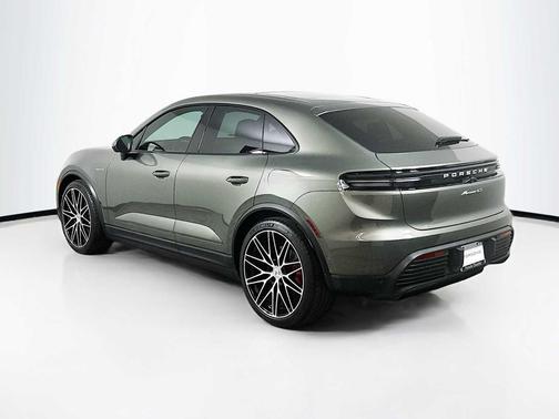 Aventurine Green Metallic 2025 Porsche Macan Macan Electric 4
