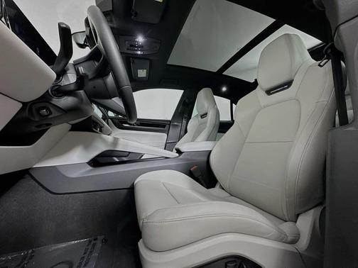 Aventurine Green Metallic 2025 Porsche Macan Macan Electric 4