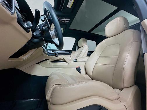 White 2022 Porsche Cayenne Cayenne E-Hybrid Platinum Edition