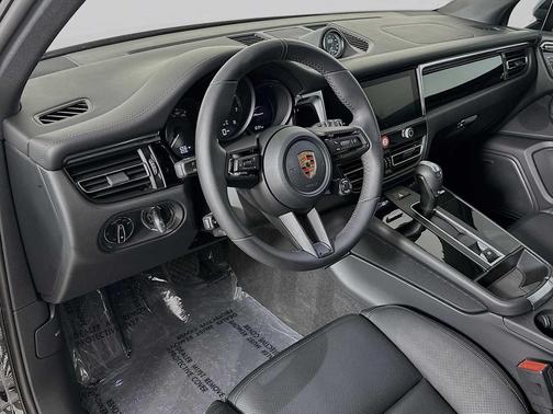 BLACK 2026 Porsche Macan Macan