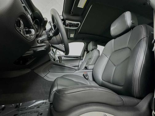 Dolomite Silver Metallic 2025 Porsche Macan Macan