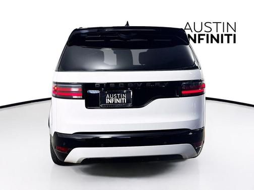 Fuji White 2024 Land Rover Discovery P300 Dynamic SE