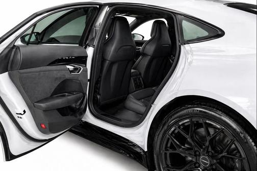 Suzuka Gray Metallic 2023 Audi e-tron GT Premium Plus quattro