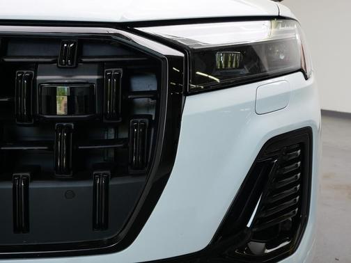 Glacier White Metallic 2025 Audi Q7 45 Premium Plus