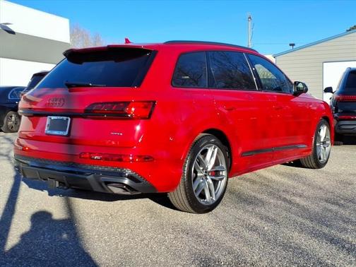 Chili Red Metallic 2026 Audi Q7 55 Prestige