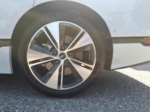 Glacier White Metallic 2025 Audi A6 e-tron Premium Plus