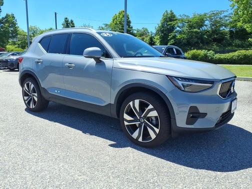 Vapor Grey Metallic 2024 Volvo XC40 B5 Ultimate Bright Theme