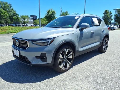 Vapor Grey Metallic 2024 Volvo XC40 B5 Ultimate Bright Theme