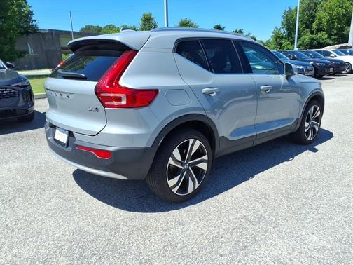 Vapor Grey Metallic 2024 Volvo XC40 B5 Ultimate Bright Theme