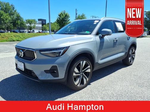 Vapor Grey Metallic 2024 Volvo XC40 B5 Ultimate Bright Theme