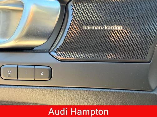 Vapor Grey Metallic 2024 Volvo XC40 B5 Ultimate Bright Theme