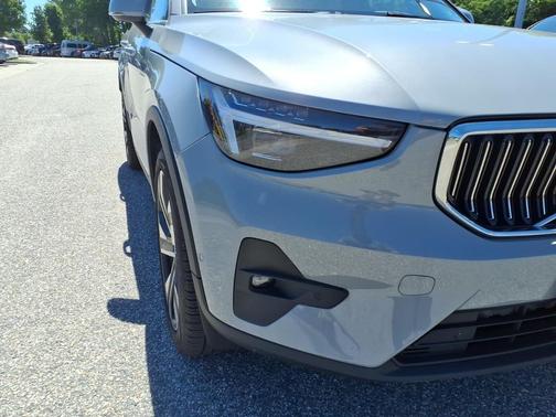 Vapor Grey Metallic 2024 Volvo XC40 B5 Ultimate Bright Theme