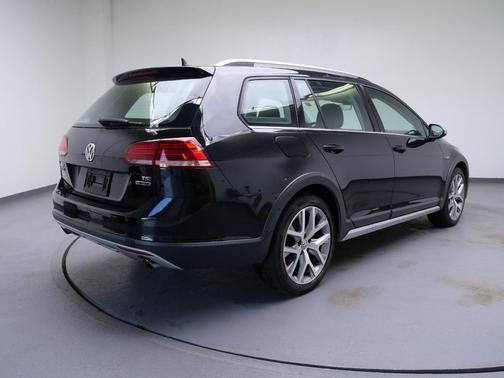 Deep Black Pearl Metallic 2018 Volkswagen Golf Alltrack TSI S