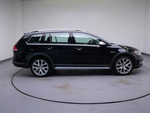 Deep Black Pearl Metallic 2018 Volkswagen Golf Alltrack TSI S