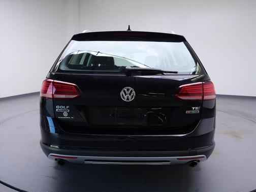 Deep Black Pearl Metallic 2018 Volkswagen Golf Alltrack TSI S