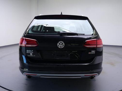 Deep Black Pearl Metallic 2018 Volkswagen Golf Alltrack TSI S