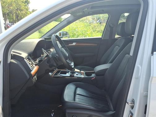 Glacier White Metallic 2023 Audi Q5 45 S line Premium Plus