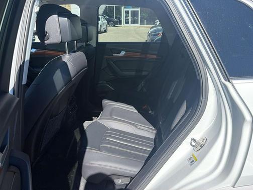 Glacier White Metallic 2023 Audi Q5 45 S line Premium Plus