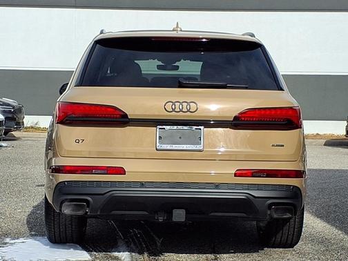 Sakhir Gold Metallic 2025 Audi Q7 55 Prestige