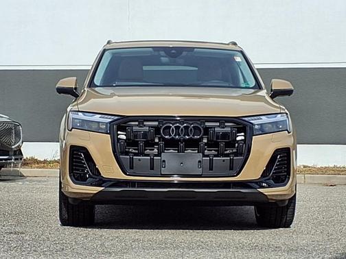 Sakhir Gold Metallic 2025 Audi Q7 55 Prestige
