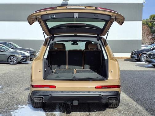 Sakhir Gold Metallic 2025 Audi Q7 55 Prestige