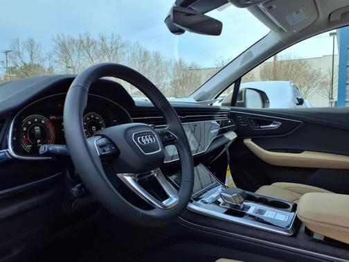 Sakhir Gold Metallic 2025 Audi Q7 55 Prestige