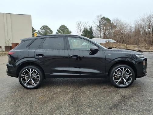 Mythos Black Metallic 2026 Audi Q3 TFSI quattro S tronic