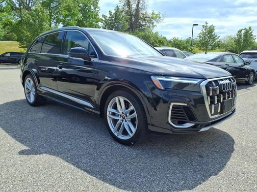 Daytona Gray Pearl Effect 2025 Audi Q3 45 S line Premium Plus